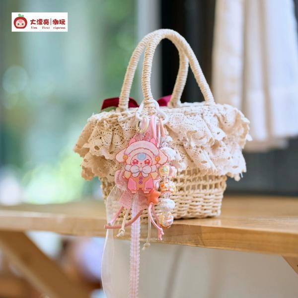 A three-year-old child\'s love chain time mobile phone chain