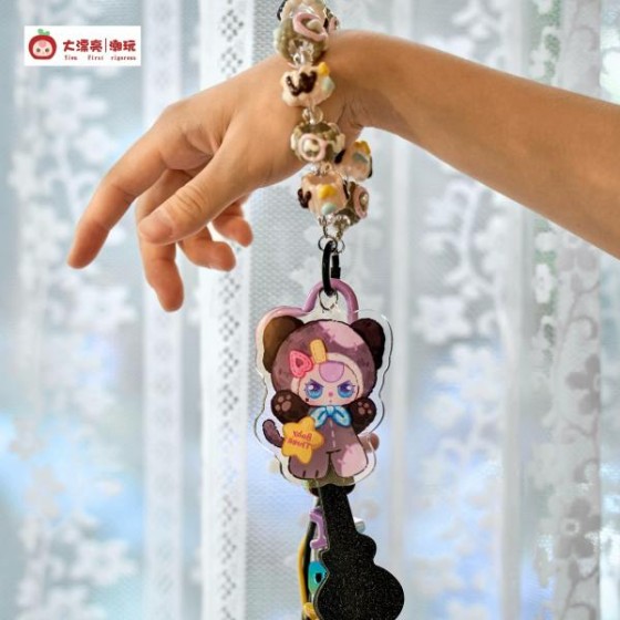 A three-year-old child\'s love chain time mobile phone chain